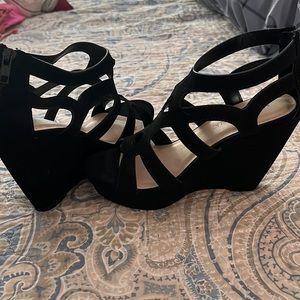 Never worn wedges/black
